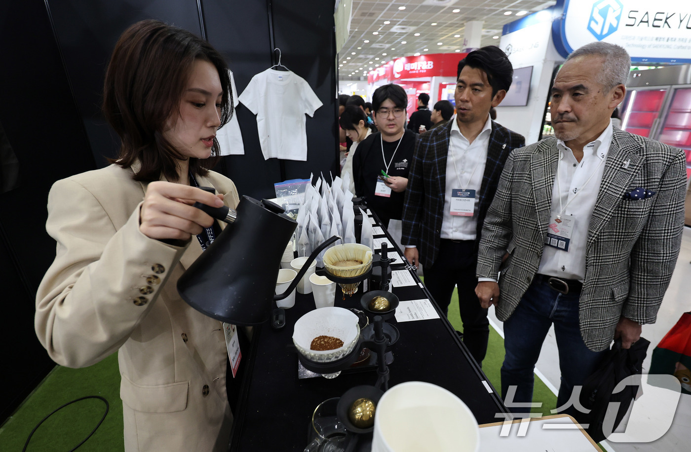 (서울=뉴스1) 박지혜 기자 = 2일 서울 강남구 코엑스에서 열린 2025 서울커피엑스포에 참가한 일본 유명 커피 로스터리 부스에서 관람객들이 관계자의 설명을 듣고 있다.서울커피엑 …