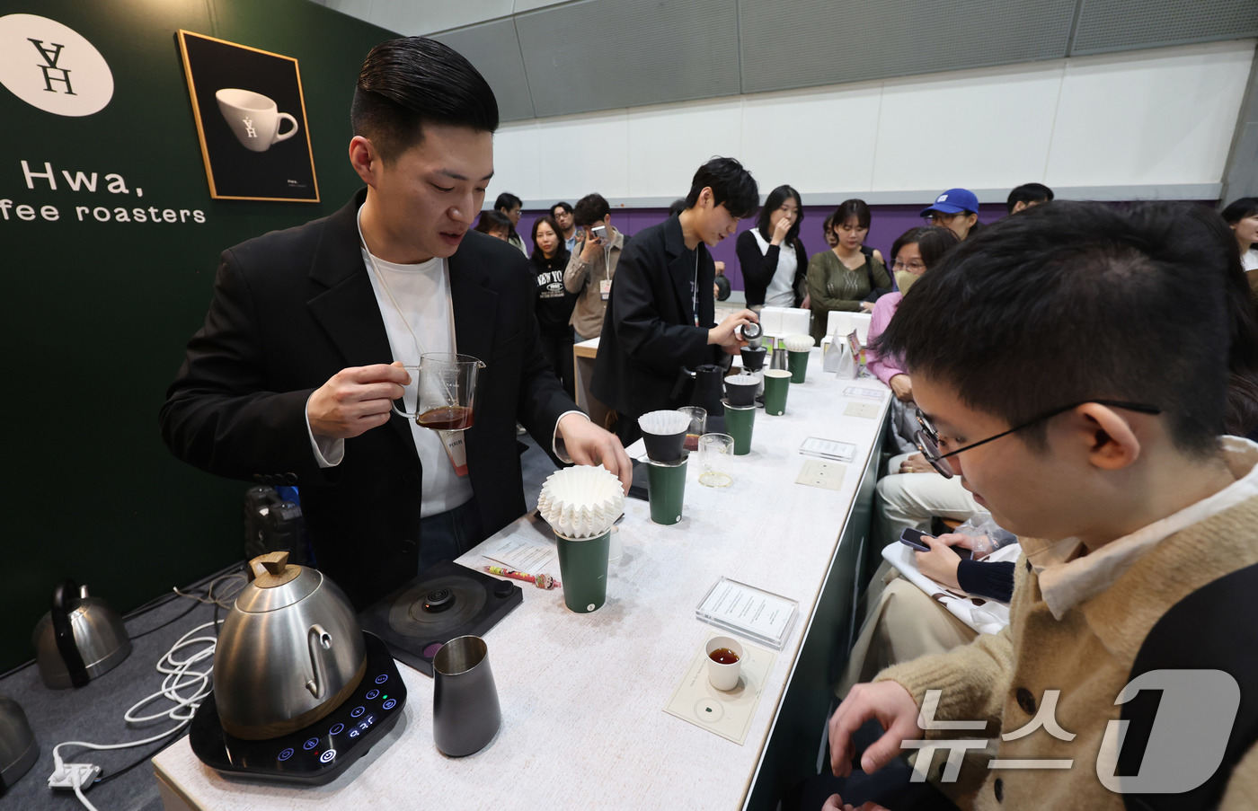 (서울=뉴스1) 박지혜 기자 = 2일 서울 강남구 코엑스에서 열린 2025 서울커피엑스포에서 관람객들이 커피를 시음하고 있다.서울커피엑스포는 커피 전문기기 및 장비를 비롯하여 원두 …