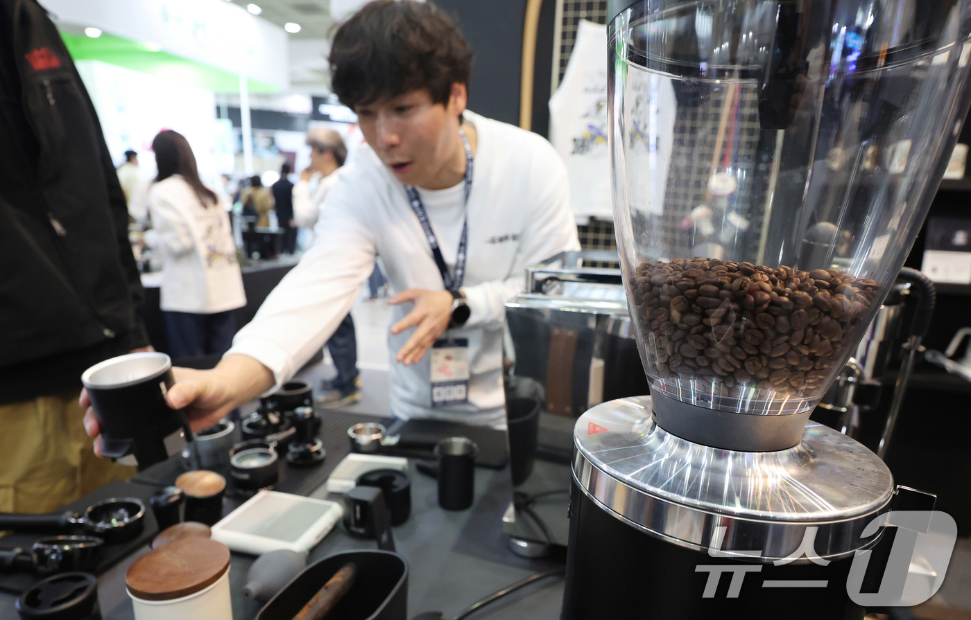 (서울=뉴스1) 박지혜 기자 = 2일 서울 강남구 코엑스에서 열린 2025 서울커피엑스포에 참가한 커피 관련 업체 관계자가 설명을 하고 있다.서울커피엑스포는 커피 전문기기 및 장비 …