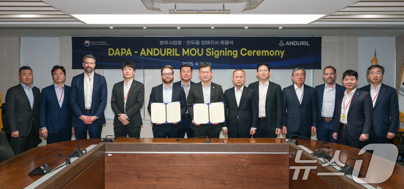 (서울=뉴스1) = 석종건 방위사업청장이 브라이언 쉼프 미국 방산기업 Anduril Industries CEO와 2일 경기 과천 방위사업청에서 첨단 무인전투체계 공동개발 협력을 위 …