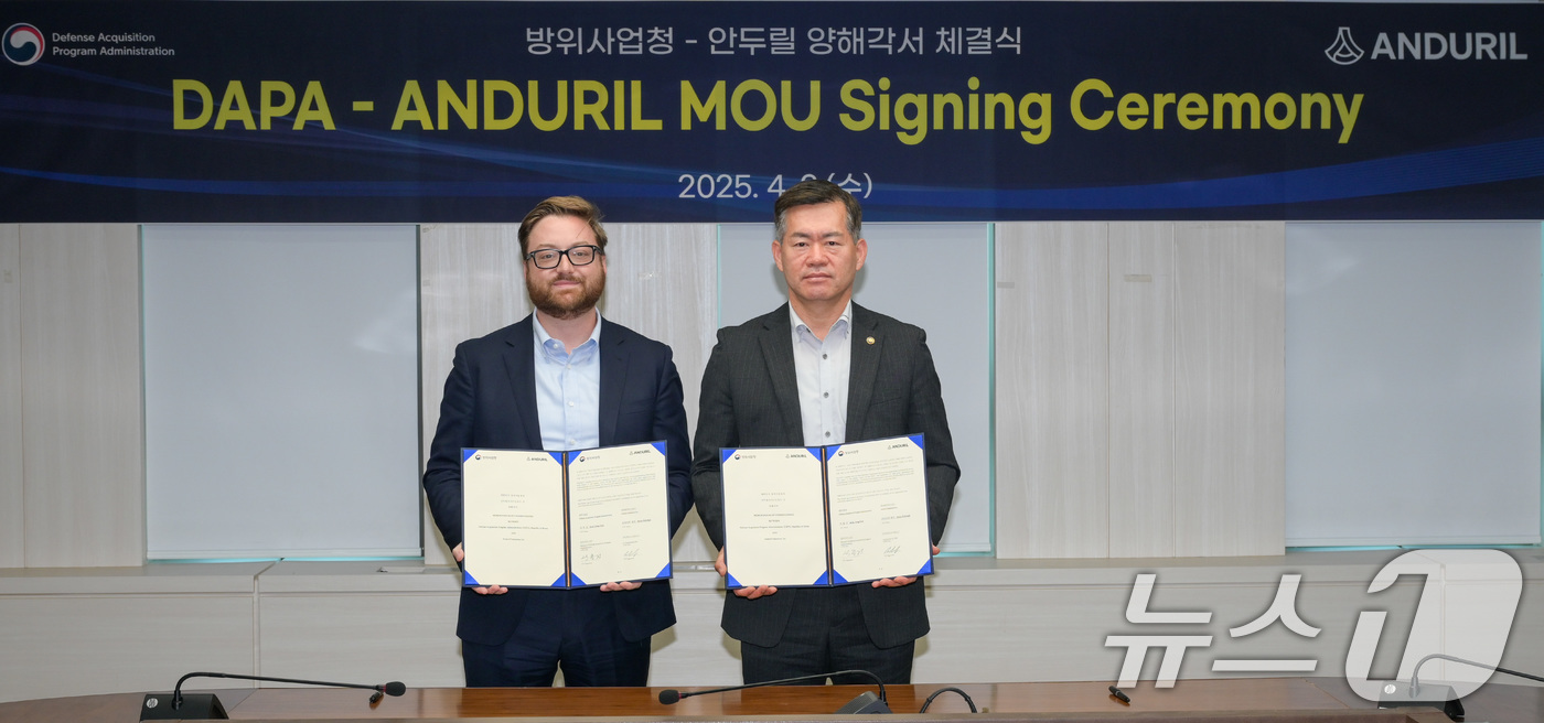 (서울=뉴스1) = 석종건 방위사업청장이 브라이언 쉼프 미국 방산기업 Anduril Industries CEO와 2일 경기 과천 방위사업청에서 첨단 무인전투체계 공동개발 협력을 위 …