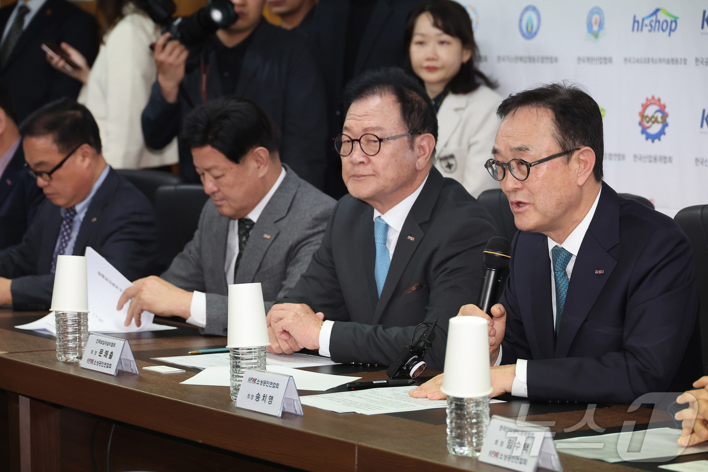 (서울=뉴스1) 국회사진취재단 = 송치영 소상공인연합회장이 2일 서울 영등포구 소상공인연합회 대회의실에서 열린 더불어민주당·소상공인연합회 민생경제 현장 간담회에서 발언하고 있다. …