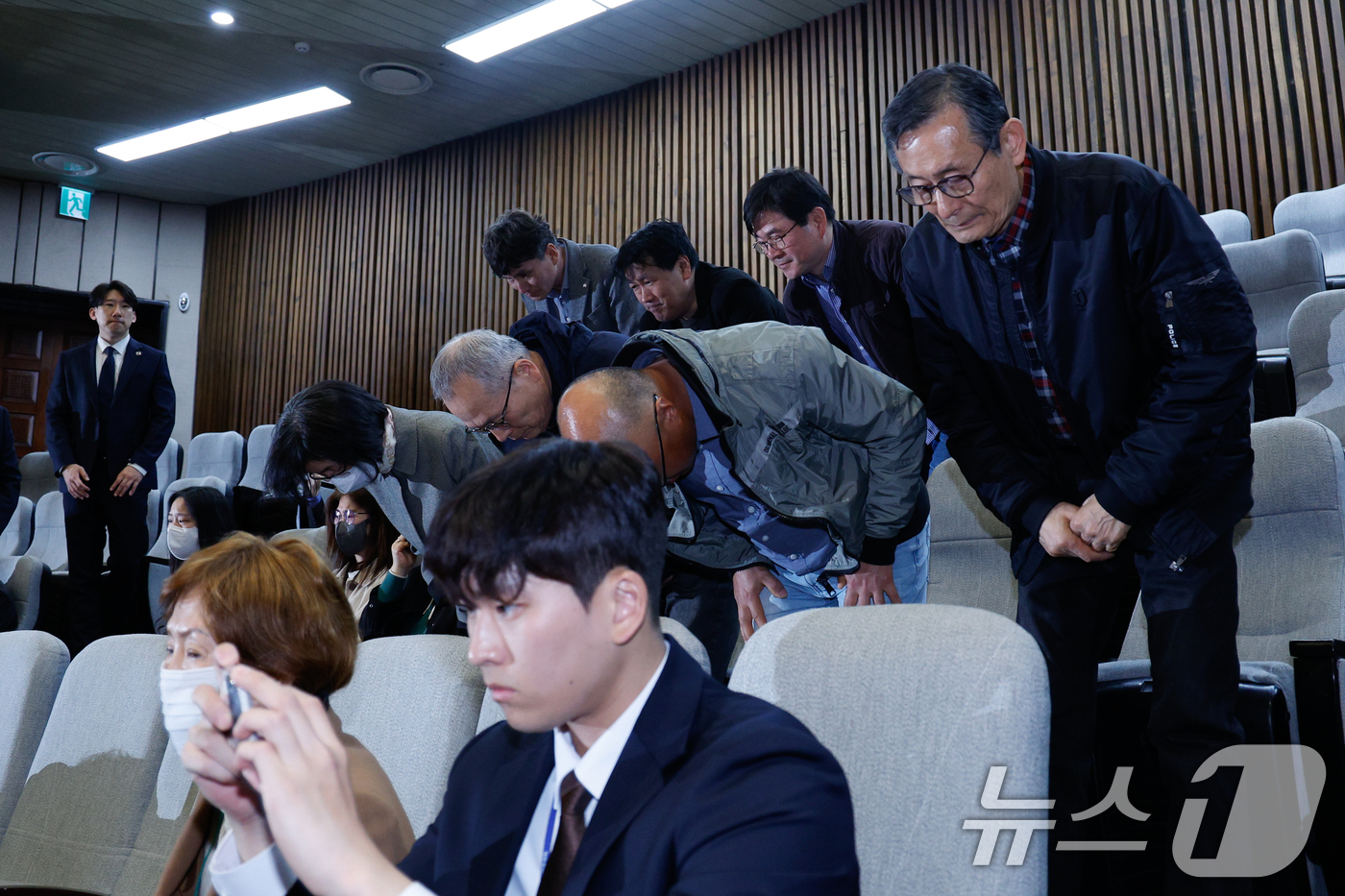 (서울=뉴스1) 안은나 기자 = 코로나19백신 피해자, 유가족들이 2일 오후 서울 여의도 국회에서 열린 제423회국회(임시회) 제3차 본회의에서 우원식 의장의 소개에 인사하고 있다 …