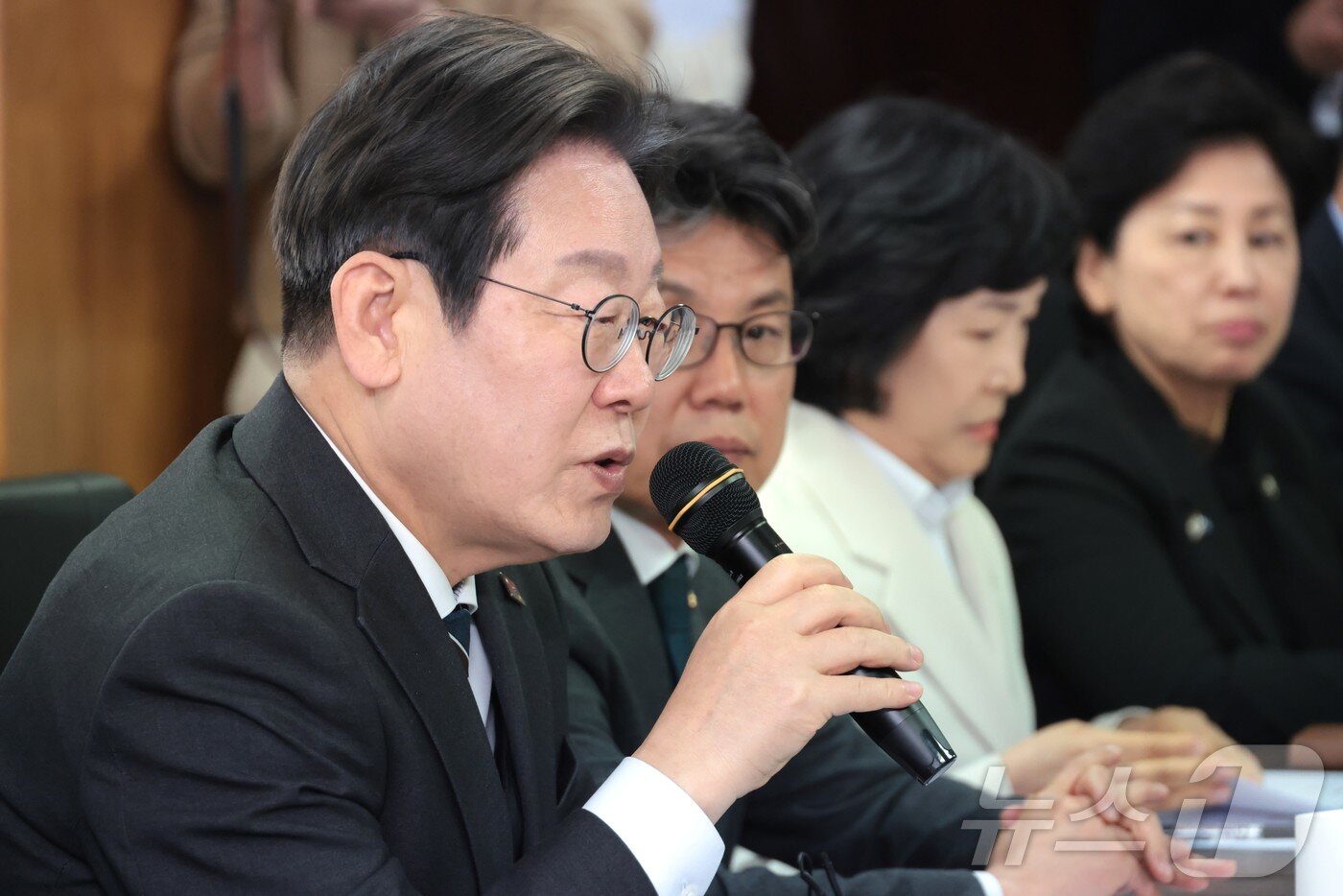 본문 이미지 - 더불어민주당 이재명 대표가 2일 서울 여의도에서 열린 소상공인연합회 민생경제 현장 간담회에서 모두발언을 하고 있다. 2025.4.2/뉴스1 ⓒ News1 국회사진취재단