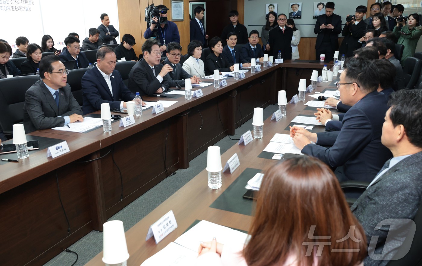 (서울=뉴스1) 국회사진취재단 = 더불어민주당 이재명 대표가 2일 서울 여의도에서 열린 소상공인연합회 민생경제 현장 간담회에서 모두발언을 하고 있다. 2025.4.2/뉴스1