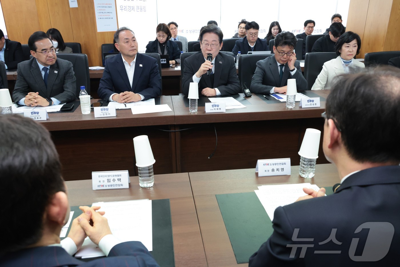 (서울=뉴스1) 국회사진취재단 = 더불어민주당 이재명 대표가 2일 서울 여의도에서 열린 소상공인연합회 민생경제 현장 간담회에서 모두발언을 하고 있다. 2025.4.2/뉴스1