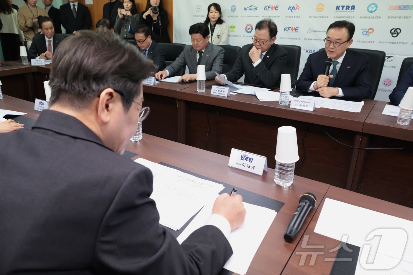 (서울=뉴스1) 국회사진취재단 = 송치영 소상공인연합회장이 2일 서울 여의도에서 열린 더불어민주당-소상공인연합회 민생경제 현장 간담회에서 모두발언을 하고 있다. 2025.4.2/뉴 …