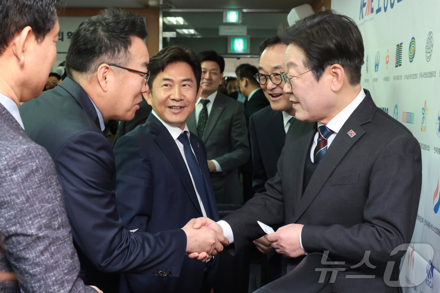 (서울=뉴스1) 국회사진취재단 = 더불어민주당 이재명 대표가 2일 서울 여의도에서 열린 소상공인연합회 민생경제 현장 간담회에서 참석자들과 인사를 나누고 있다. 2025.4.2/뉴스 …