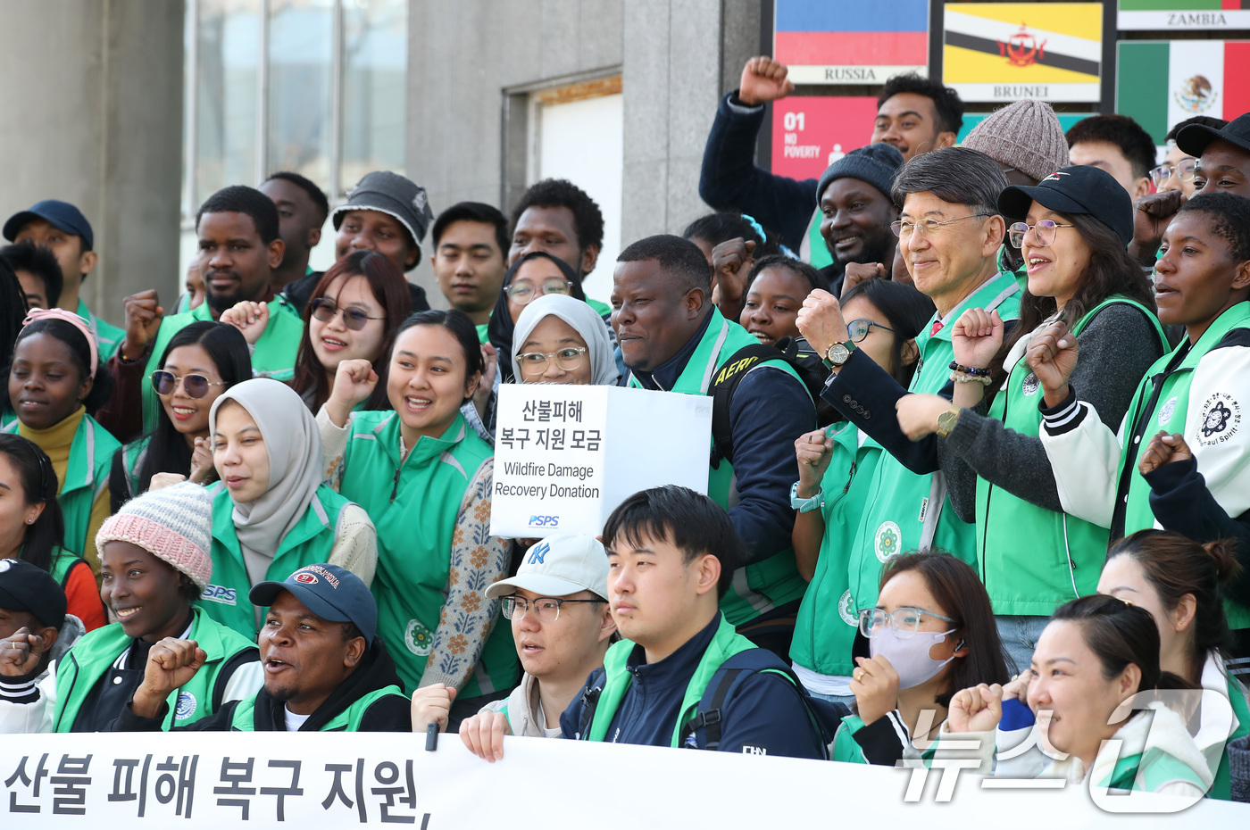(경산=뉴스1) 공정식 기자 = 2일 오후 경북 경산시 영남대 박정희새마을대학원 앞에서 열린 '경북 산불 피해 복구 지원 모금'에 동참하는 외국인 유학생들이 이재민을 위해 준비한 …