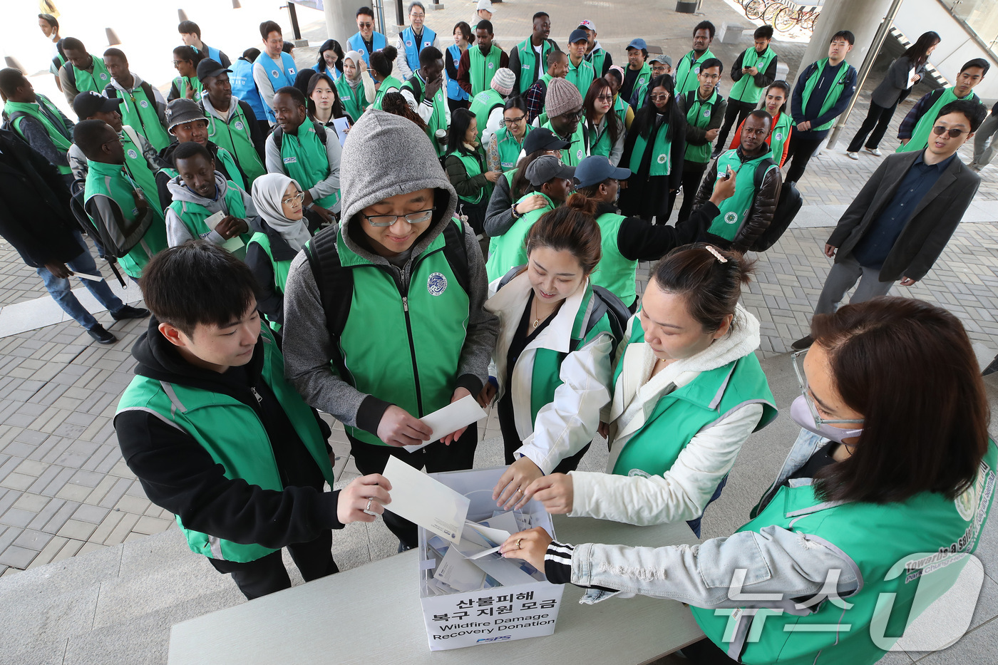 (경산=뉴스1) 공정식 기자 = 2일 오후 경북 경산시 영남대 박정희새마을대학원 앞에서 열린 '경북 산불 피해 복구 지원 모금'에 동참하는 외국인 유학생들이 이재민을 위해 준비한 …