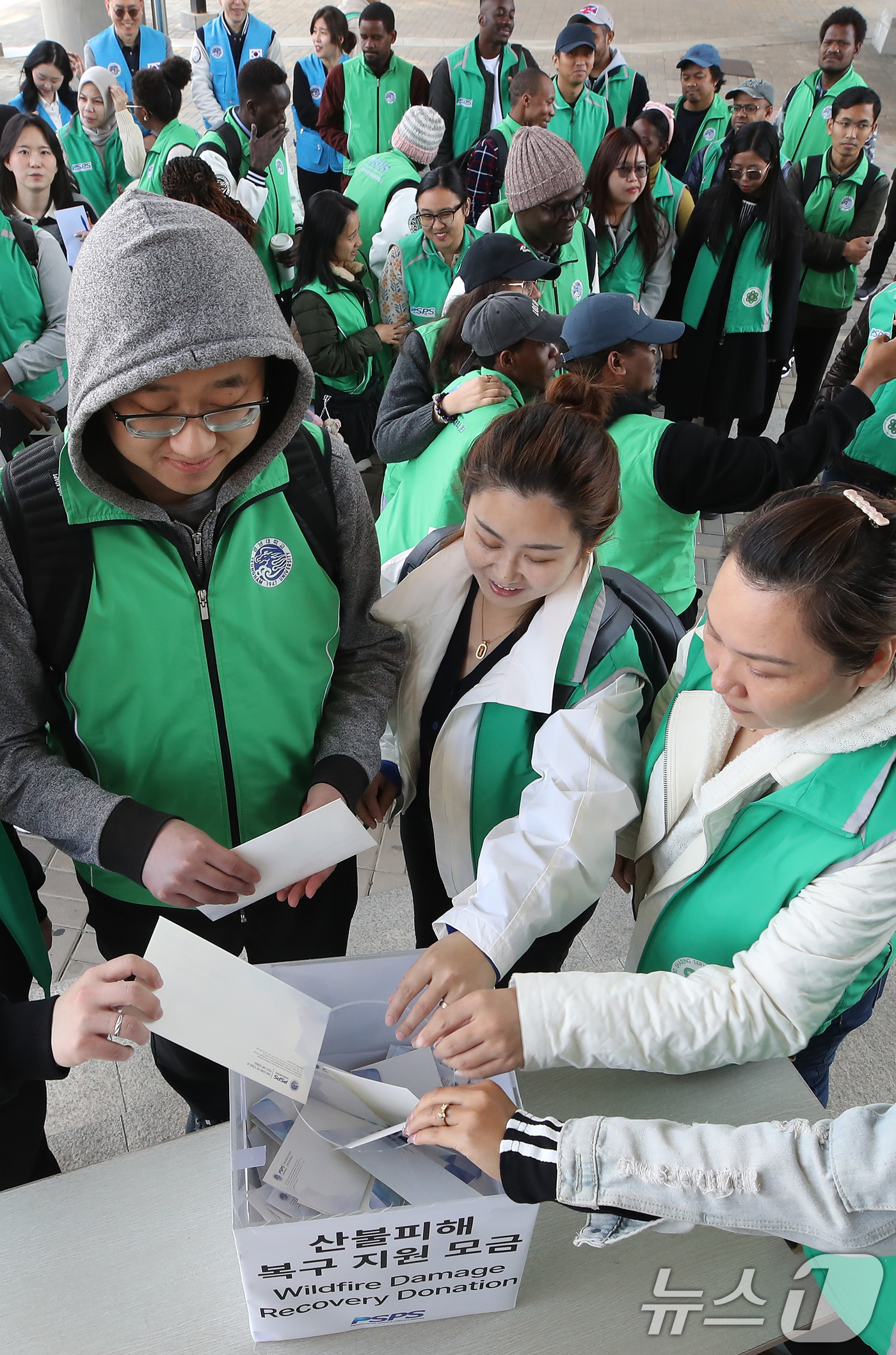 (경산=뉴스1) 공정식 기자 = 2일 오후 경북 경산시 영남대 박정희새마을대학원 앞에서 열린 '경북 산불 피해 복구 지원 모금'에 동참하는 외국인 유학생들이 이재민을 위해 준비한 …
