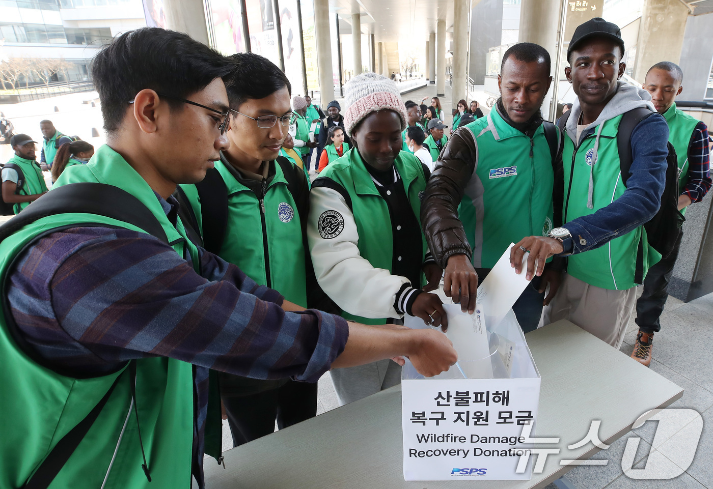 (경산=뉴스1) 공정식 기자 = 2일 오후 경북 경산시 영남대 박정희새마을대학원 앞에서 열린 '경북 산불 피해 복구 지원 모금'에 동참하는 외국인 유학생들이 이재민을 위해 준비한 …
