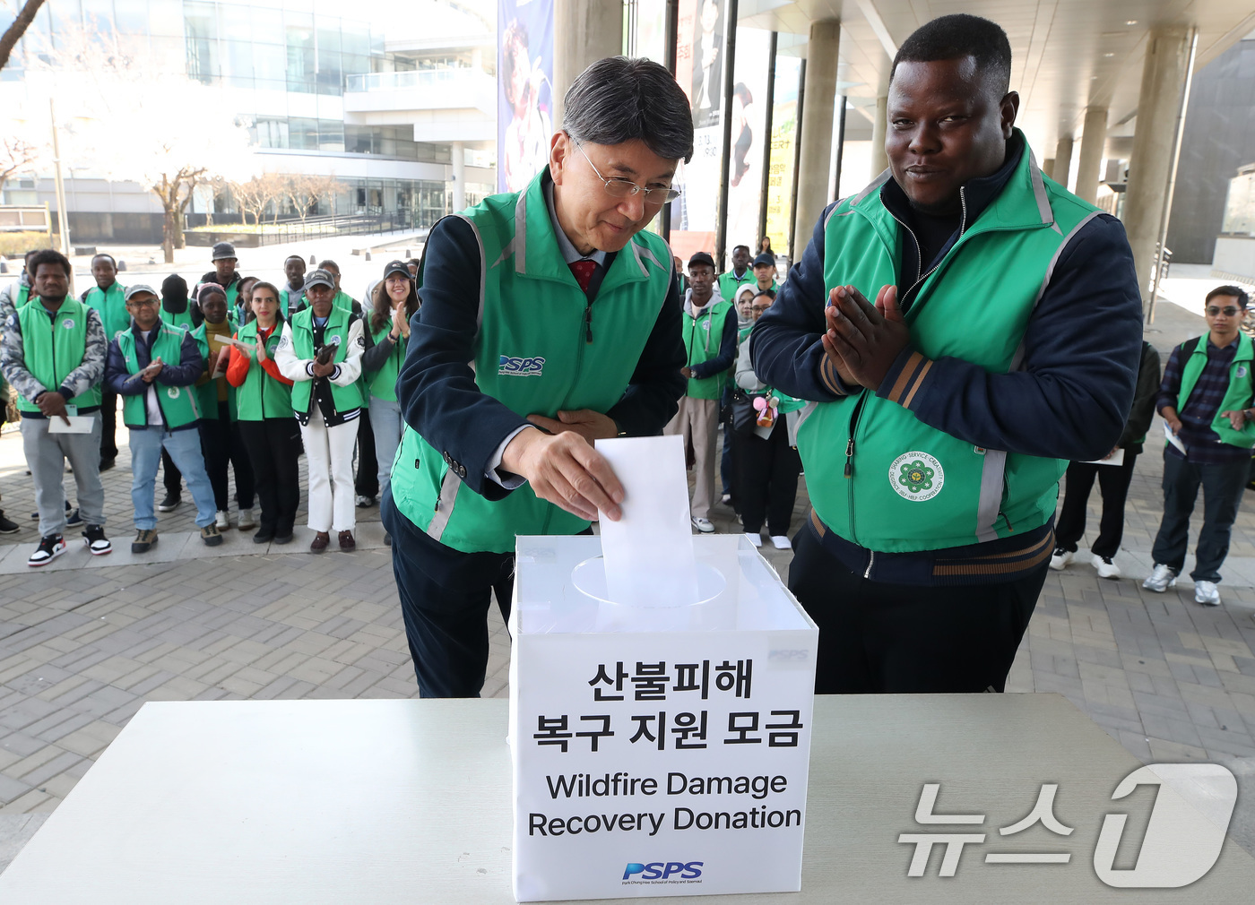 (경산=뉴스1) 공정식 기자 = 2일 오후 경북 경산시 영남대 박정희새마을대학원 앞에서 열린 '경북 산불 피해 복구 지원 모금'에 동참하는 외국인 유학생과 최외출 총장이 이재민을 …