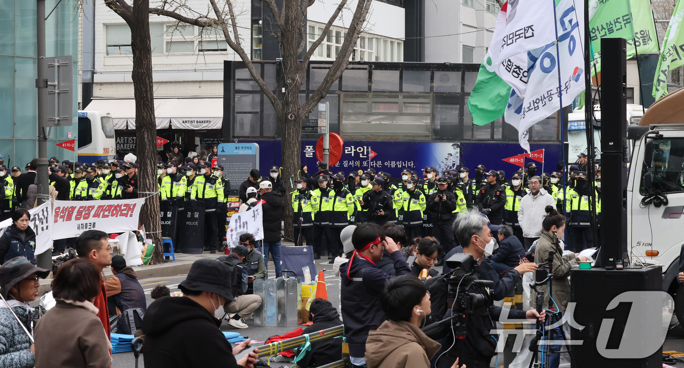 (서울=뉴스1) 장수영 기자 = 헌법재판소의 윤석열 대통령 탄핵심판 선고를 이틀 앞둔 2일 오후 서울 종로구 안국역 일대에서 헌법재판소로 향하는 도로에 대형 폴리스라인이 설치되고 …