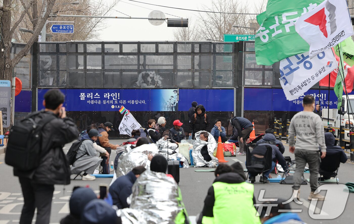 본문 이미지 - 헌법재판소의 윤석열 대통령 탄핵심판 선고를 이틀 앞둔 2일 오후 서울 종로구 안국역 일대에서 헌법재판소로 향하는 도로에 대형 폴리스라인이 설치돼 있다. 2025.4.2/뉴스1 ⓒ News1 장수영 기자