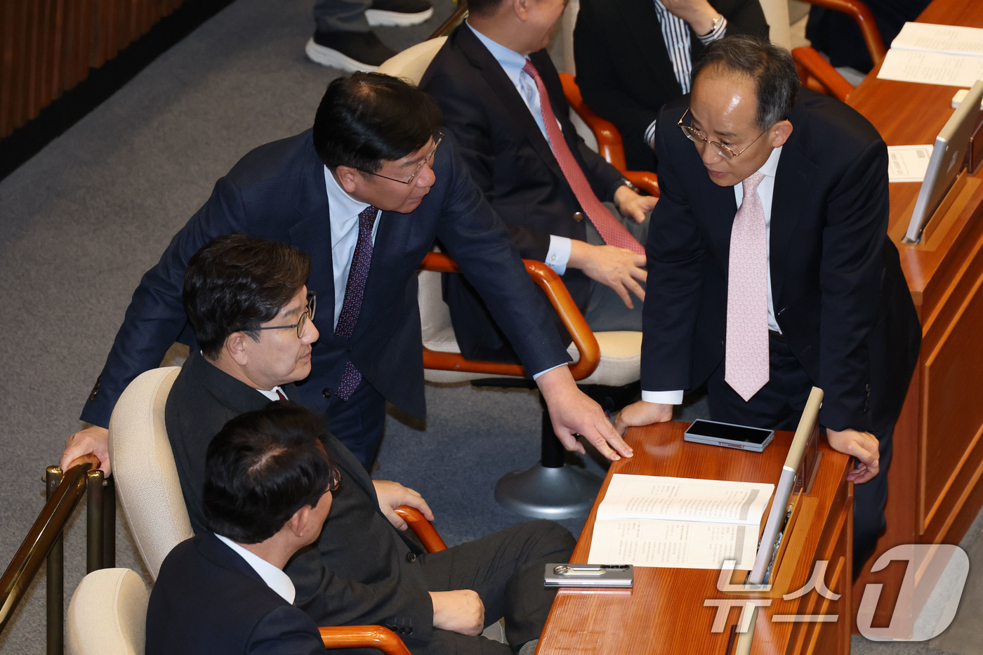 (서울=뉴스1) 이광호 기자 = 권성동 국민의힘 원내대표와 추경호,정점식 의원이 2일 오후 서울 여의도 국회에서 열린 본회의에서 대화하고 있다. 2025.4.2/뉴스1