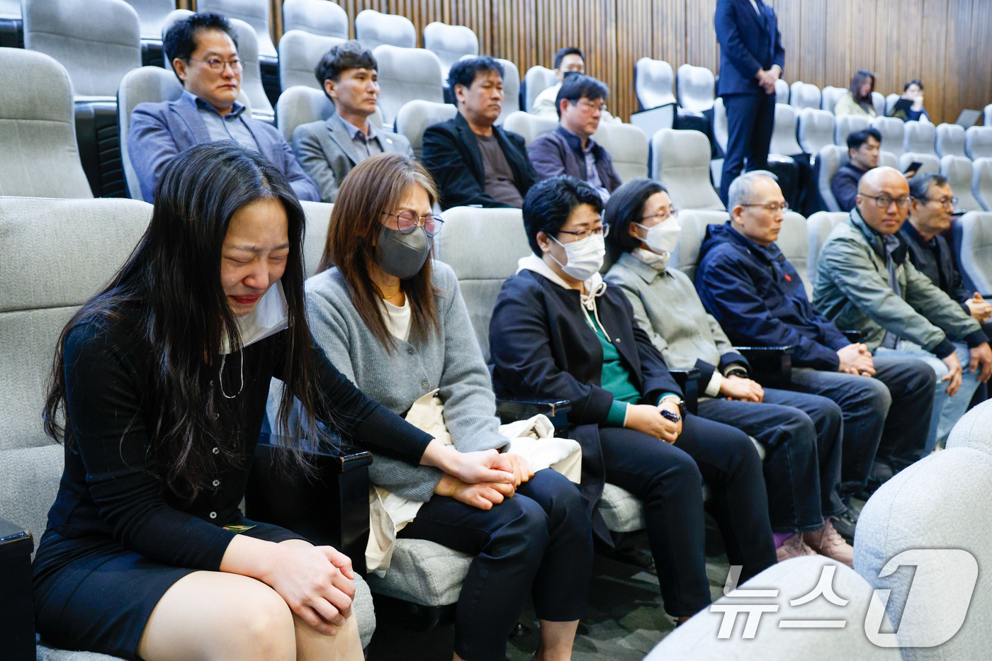 (서울=뉴스1) 안은나 기자 = 코로나19백신 피해자 유가족들이 2일 오후 서울 여의도 국회에서 열린 제423회국회(임시회) 제3차 본회의에서 코로나바이러스감염증-19 예방접종 피 …