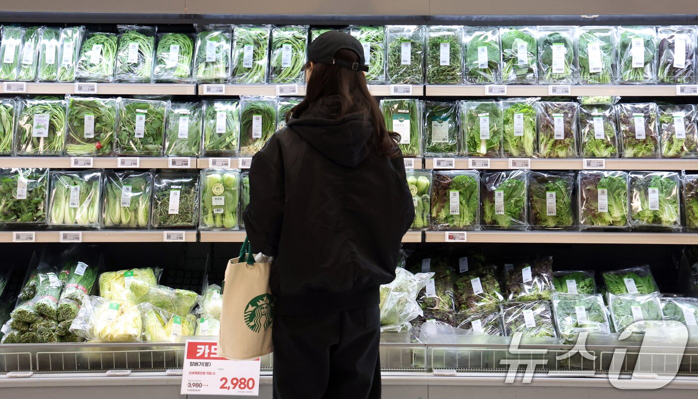 본문 이미지 - 서울 한 대형마트 식료품 모습. 2025.4.2/뉴스1 ⓒ News1 김명섭 기자