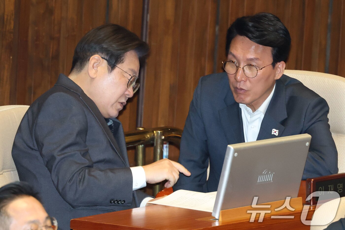 본문 이미지 - 이재명 더불어민주당 대표와 김민석 최고위원이 2일 오후 서울 여의도 국회에서 열린 본회의에서 대화하고 있다. 2025.4.2 ⓒ 뉴스1 이광호 기자