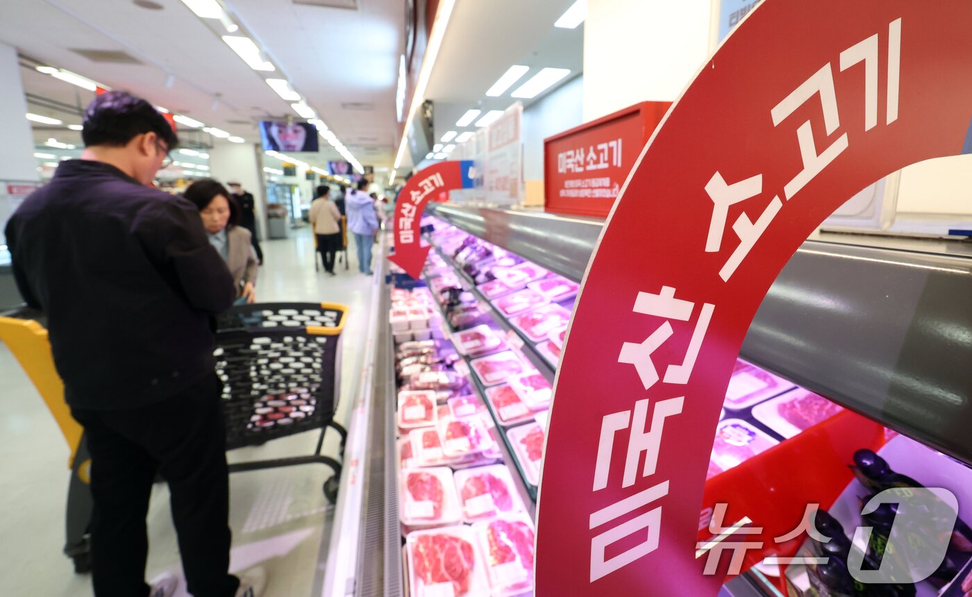 본문 이미지 - 서울 한 대형마트 미국산 소고기가 진열된 모습.ⓒ News1 김명섭 기자