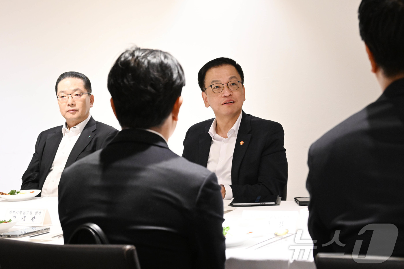 (서울=뉴스1) = 최상목 부총리 겸 기획재정부 장관이 2일 서울 중구 컨퍼런스하우스 달개비에서 열린 국제금융 전문가 오찬 간담회에서 발언하고 있다. (기획재정부 제공. 재판매 및 …