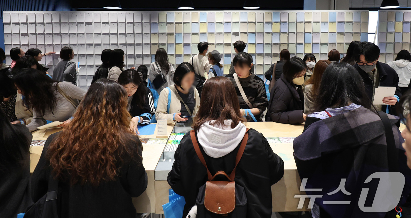 (서울=뉴스1) 박지혜 기자 = 2일 서울 강남구 코엑스 더플라츠에서 열린 인벤타리오(INVENTARIO): 2025 문구 페어를 찾은 관람객들이 다양한 문구제품을 둘러보고 있다. …