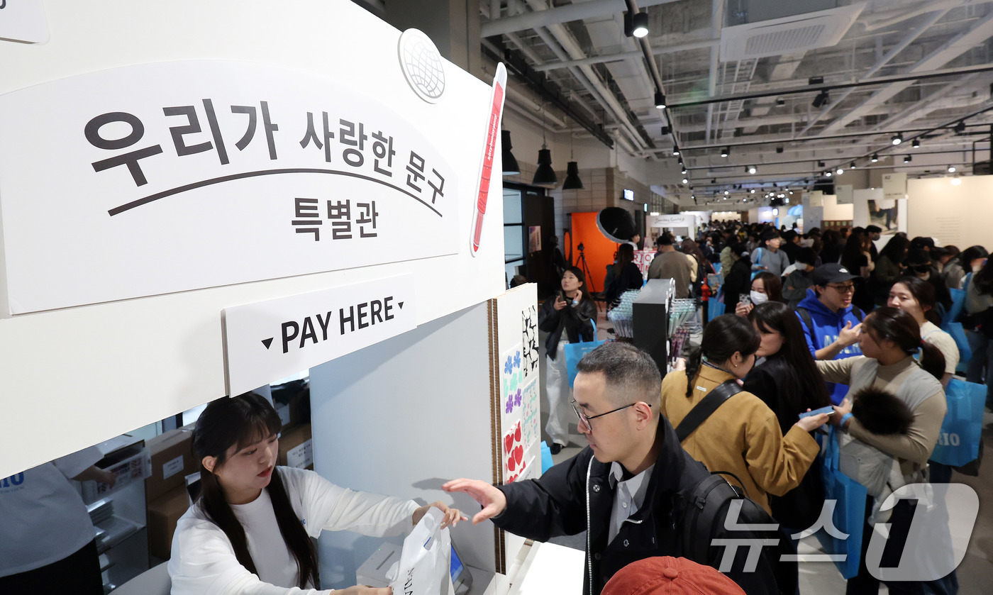 (서울=뉴스1) 박지혜 기자 = 2일 서울 강남구 코엑스 더플라츠에서 열린 인벤타리오(INVENTARIO): 2025 문구 페어를 찾은 관람객들이 다양한 문구제품을 둘러보고 있다. …