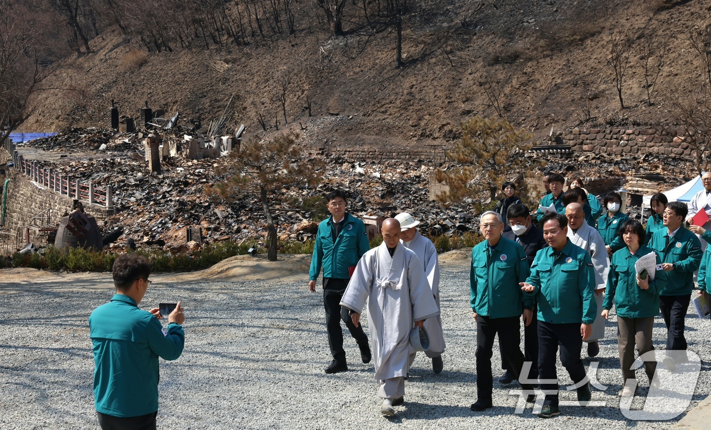 (서울=뉴스1) = 유인촌 문화체육관광부 장관이 2일 경북 의성군 고운사를 찾아 산불 피해 현장을 살펴보고 있다. (문화체육관광부 제공. 재판매 및 DB 금지) 2025.4.2/뉴 …
