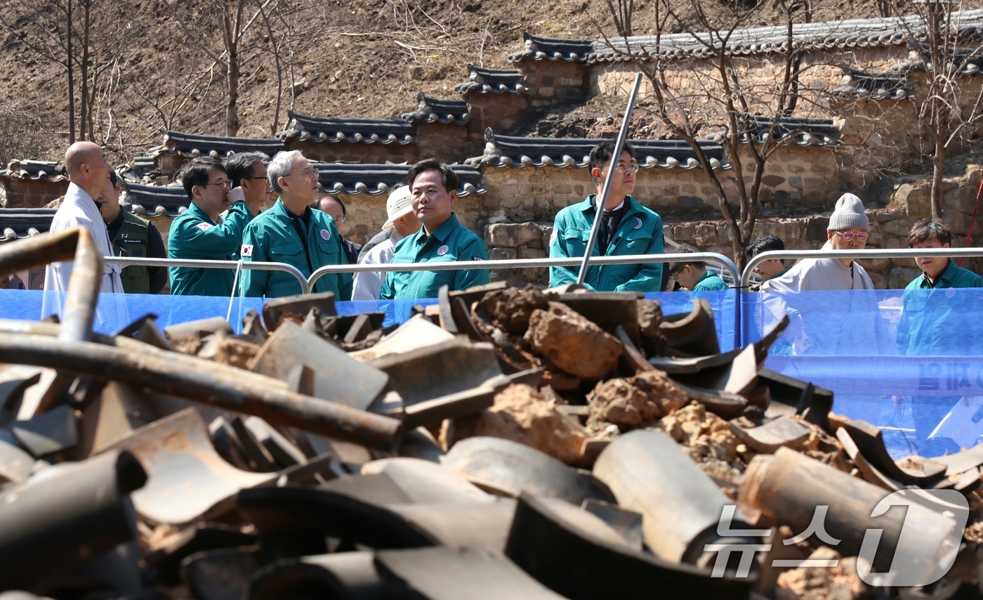 (서울=뉴스1) = 유인촌 문화체육관광부 장관이 2일 경북 의성군 고운사를 찾아 산불 피해 현장을 살펴보고 있다. (문화체육관광부 제공. 재판매 및 DB 금지) 2025.4.2/뉴 …