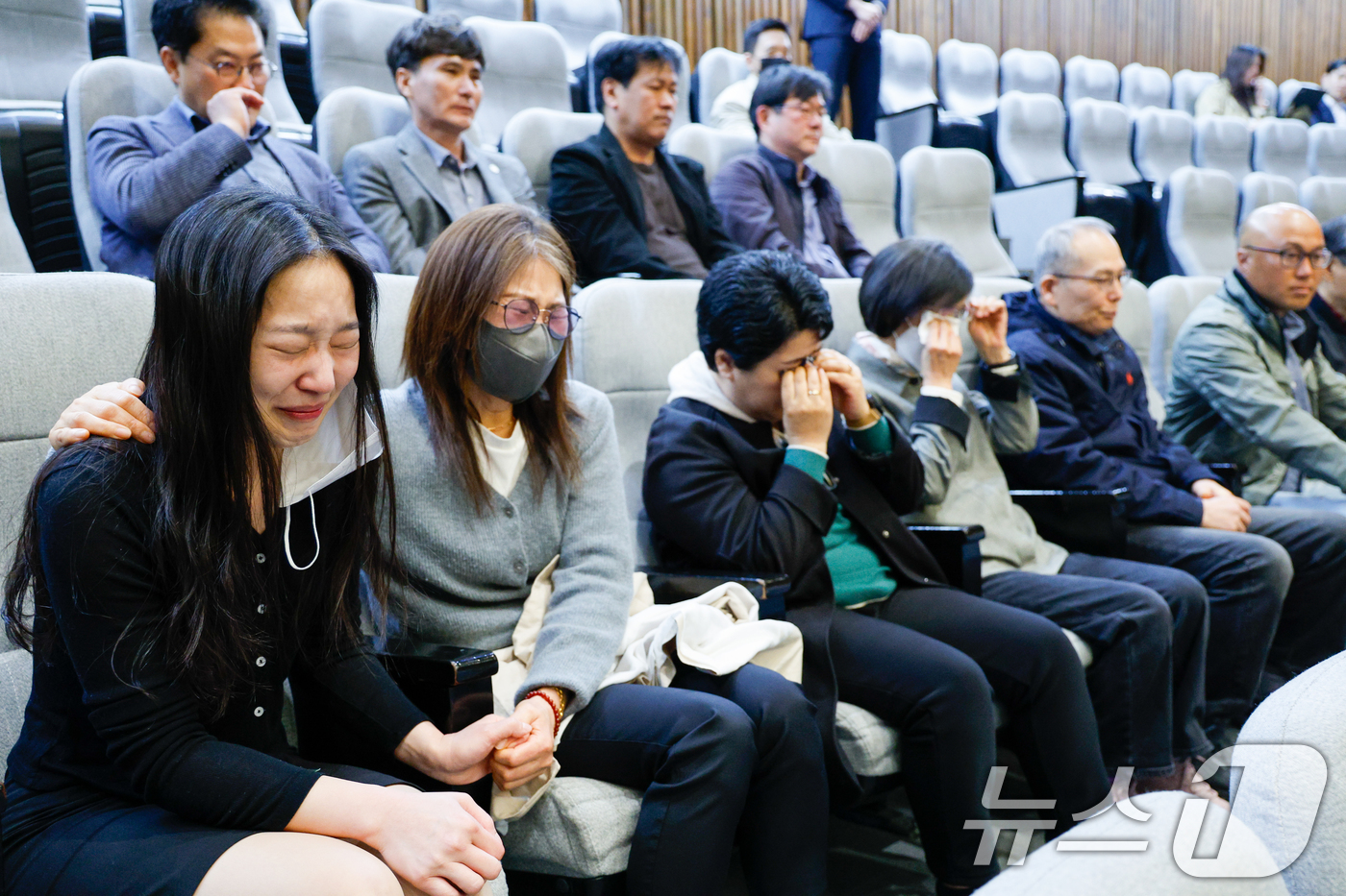 (서울=뉴스1) 안은나 기자 = 코로나19백신 피해자 유가족들이 2일 오후 서울 여의도 국회에서 열린 제423회국회(임시회) 제3차 본회의에서 코로나바이러스감염증-19 예방접종 피 …