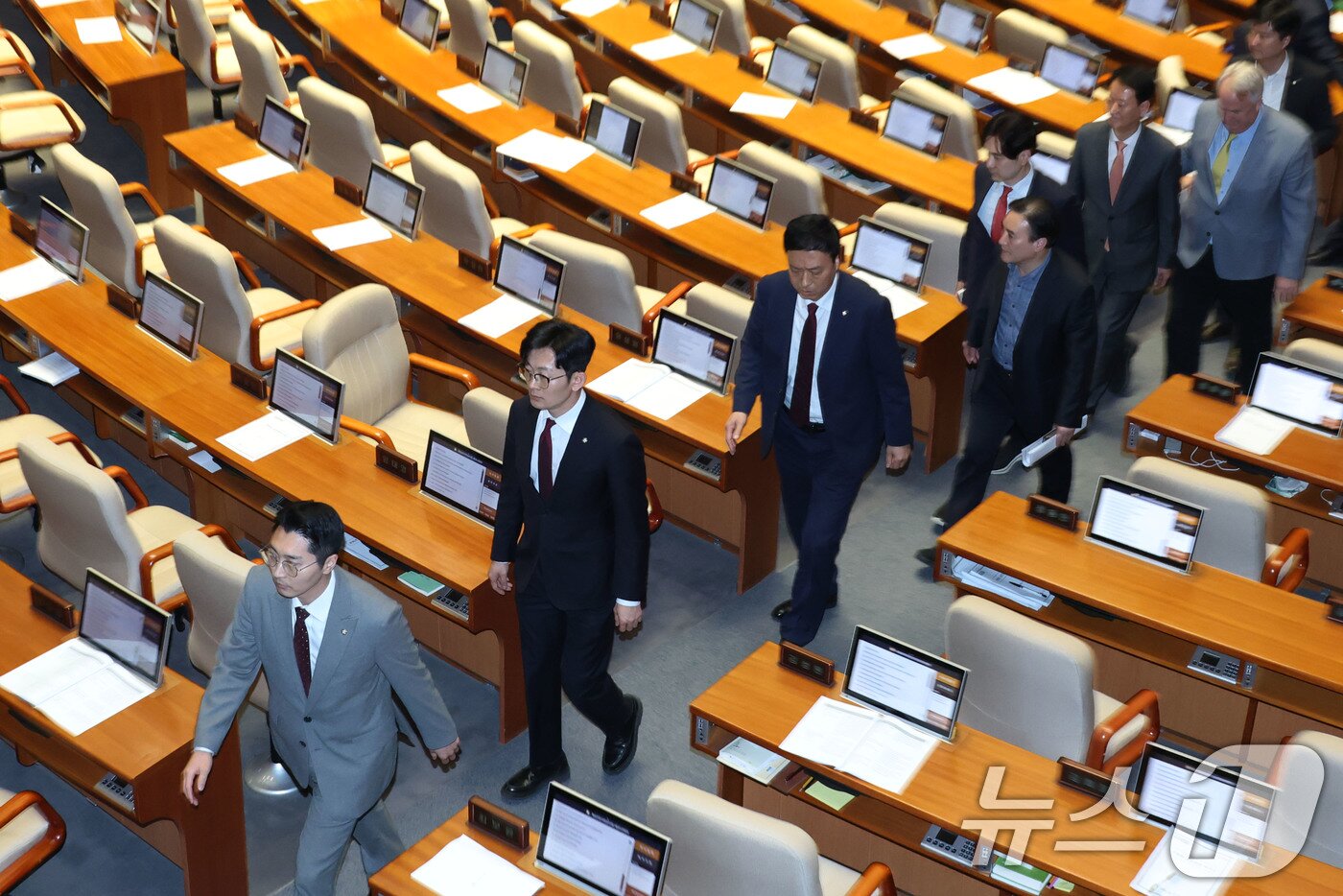 본문 이미지 - 2일 오후 서울 여의도 국회에서 열린 본회의에서 헌법재판소 재판관 마은혁 임명 촉구 결의안에 대한 강유정 더불어민주당 의원의 찬성 토론때 "공산주의자"라고 발언한 박충권 국민의힘 의원(왼쪽 두번째)이 더불어민주당의 사과 요구 속에 본회의장을 나가고 있다. 2025.4.2/뉴스1 ⓒ News1 이광호 기자