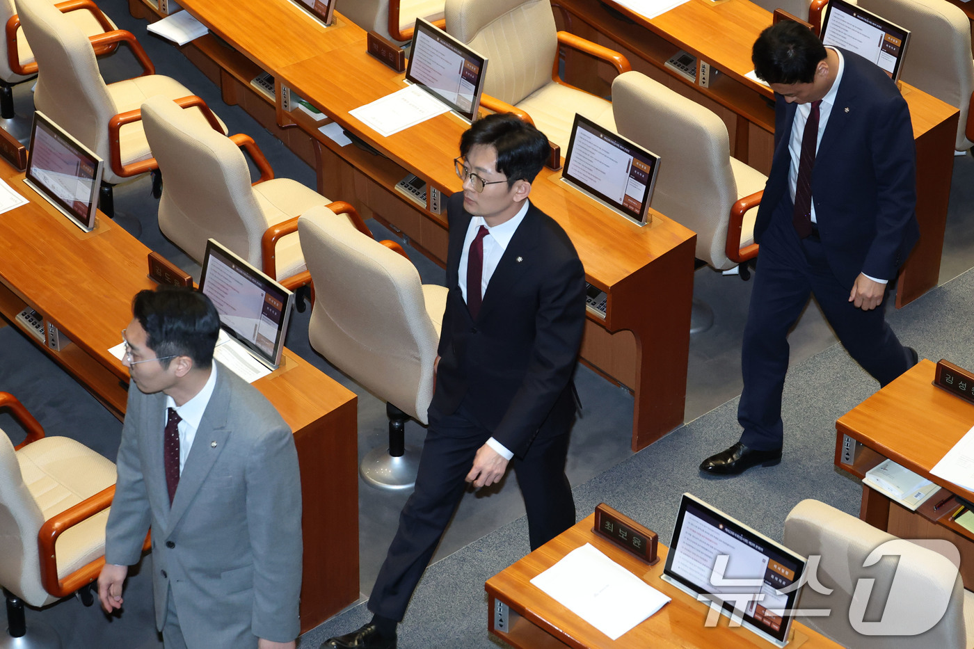 (서울=뉴스1) 이광호 기자 = 2일 오후 서울 여의도 국회에서 열린 본회의에서 헌법재판소 재판관 마은혁 임명 촉구 결의안에 대한 강유정 더불어민주당 의원의 찬성 토론때 :공산주의 …
