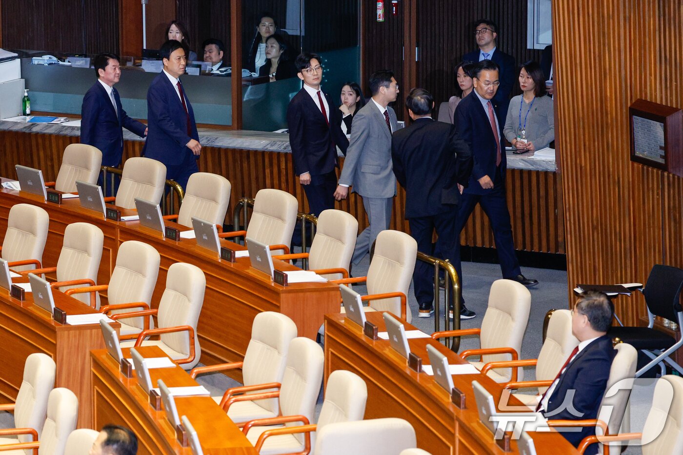 본문 이미지 - 박충권 국민의힘 의원이 2일 오후 서울 여의도 국회에서 열린 제423회국회(임시회) 제3차 본회의에서 헌법재판소 재판관 마은혁 임명 촉구 결의안 찬반 토론 중 공산주의자라고 발언한 것과 관련 이학영 부의장의 해명 요구에 퇴장하고 있다. 2025.4.2/뉴스1 ⓒ News1 안은나 기자