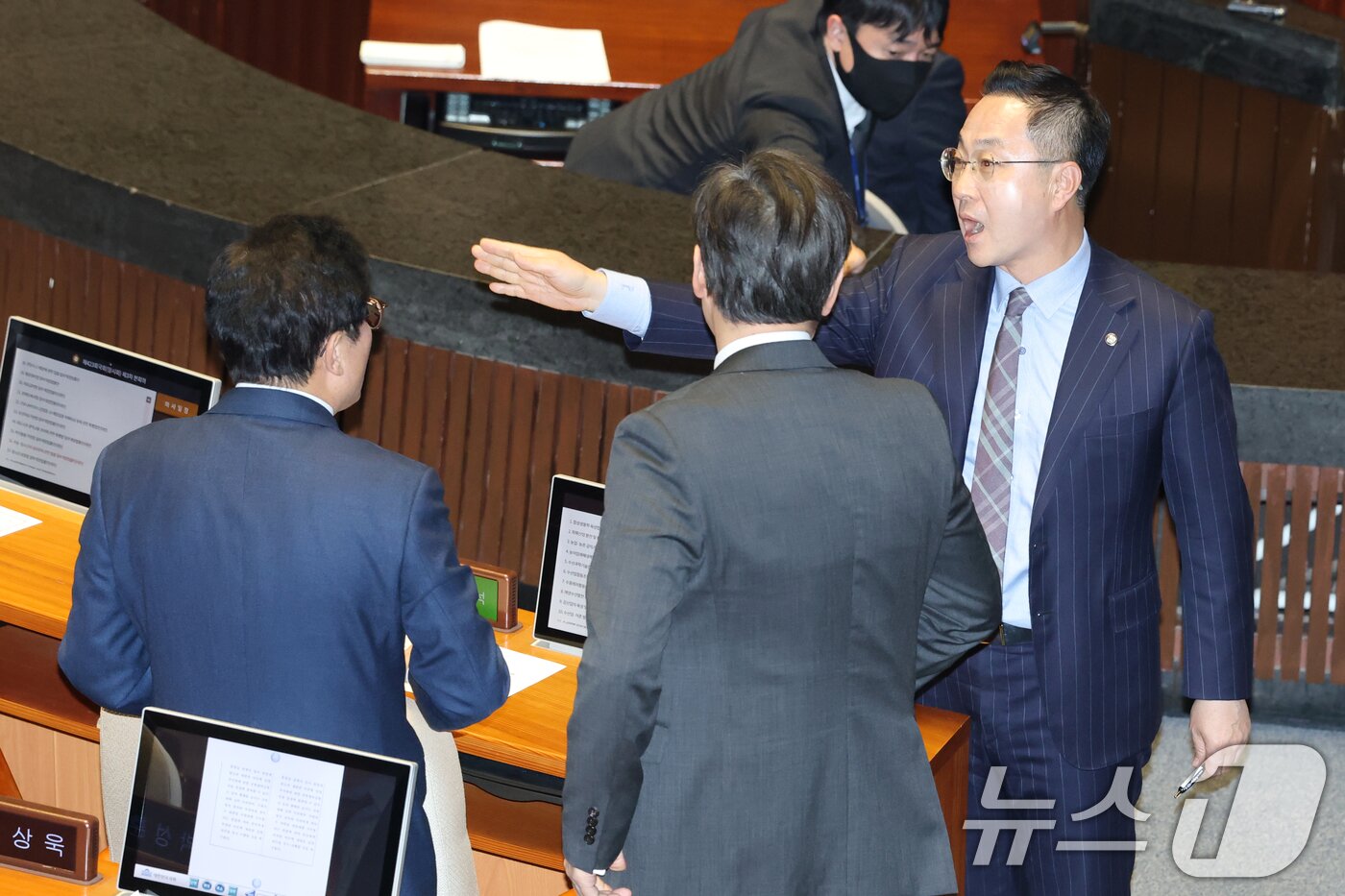 본문 이미지 - 박성준 더불어민주당 원내수석부대표가 2일 오후 서울 여의도 국회에서 열린 제423회국회(임시회) 제3차 본회의에서 헌법재판소 재판관 마은혁 임명 촉구 결의안 찬반 토론 중 박충권 국민의힘 의원의 공산주의자 발언 관련 국민의힘 의원석으로 가 항의하고 있다. 2025.4.2/뉴스1 ⓒ News1 이광호 기자