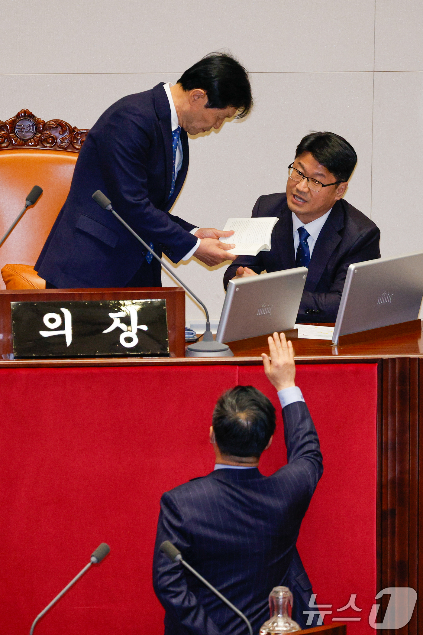 (서울=뉴스1) 안은나 기자 = 이학영 국회 부의장과 김승묵 의사국장이 2일 오후 서울 여의도 국회에서 열린 제423회국회(임시회) 제3차 본회의에서 헌법재판소 재판관 마은혁 임명 …