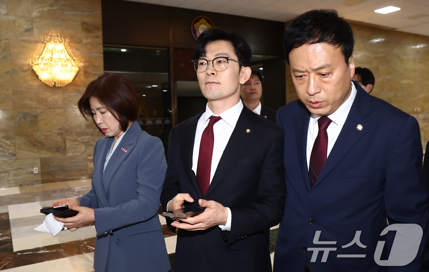 본문 이미지 - 마은혁 헌법재판관 임명 촉구 결의안 찬성 토론을 하던 강유정 더불어민주당 의원에게 공산주의자라고 발언한 박충권 국민의힘 의원이 2일 오후 서울 여의도 국회에서 열린 본회의에서 동료 의원들과 나오고 있다. 2025.4.2/뉴스1 ⓒ News1 김민지 기자