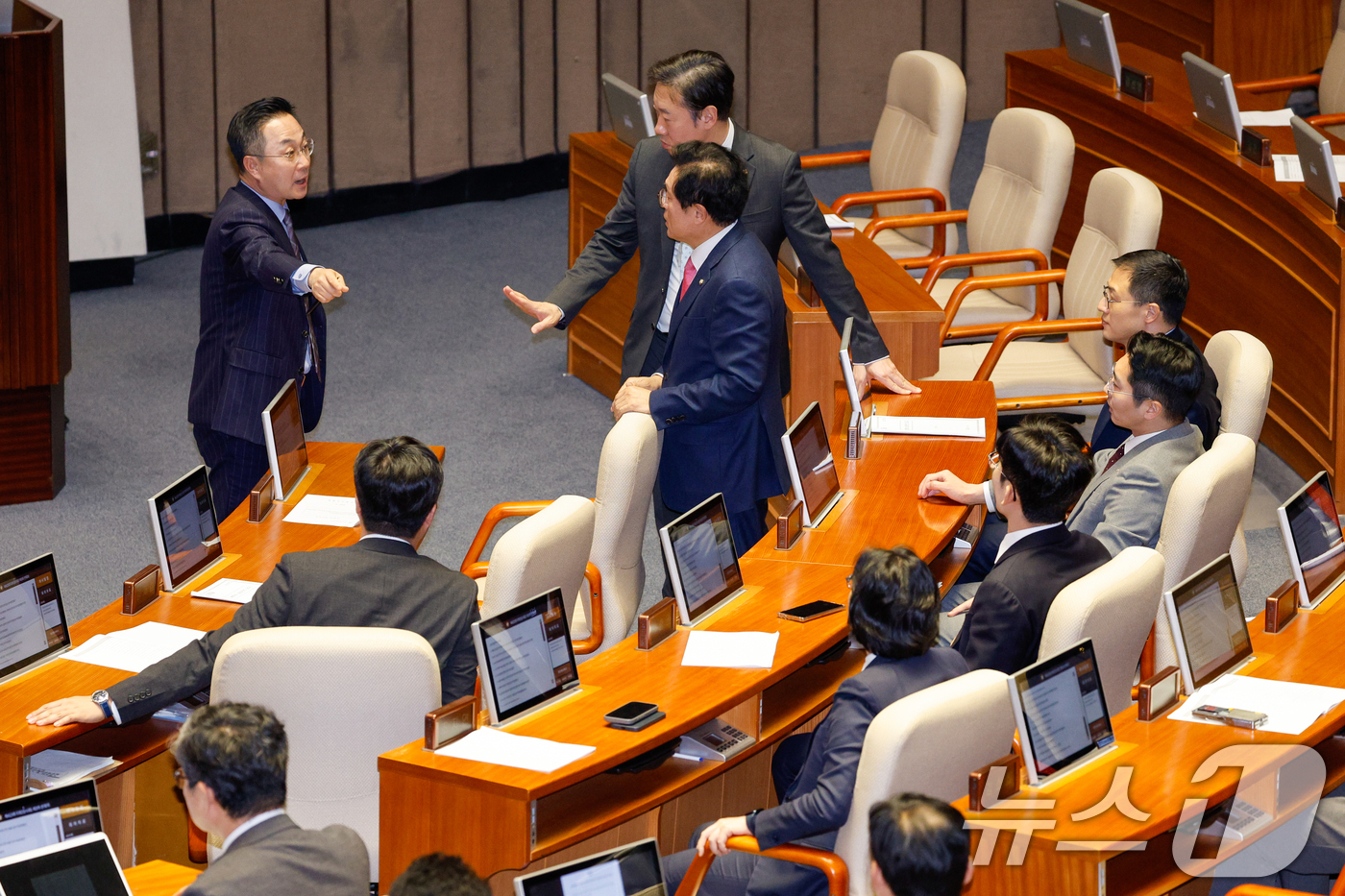 (서울=뉴스1) 안은나 기자 = 박성준 더불어민주당 원내수석부대표가 2일 오후 서울 여의도 국회에서 열린 제423회국회(임시회) 제3차 본회의에서 헌법재판소 재판관 마은혁 임명 촉 …