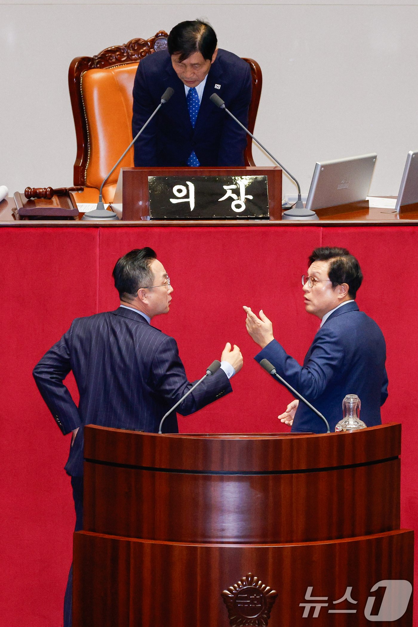 (서울=뉴스1) 안은나 기자 = 박성준 더불어민주당 원내수석부대표, 박형수 국민의힘 원내수석부대표가 2일 오후 서울 여의도 국회에서 열린 제423회국회(임시회) 제3차 본회의에서 …