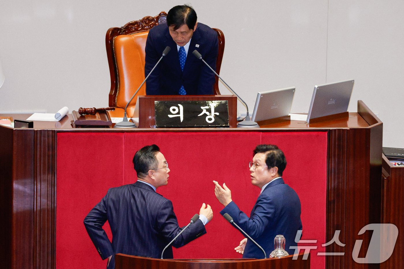 (서울=뉴스1) 안은나 기자 = 박성준 더불어민주당 원내수석부대표, 박형수 국민의힘 원내수석부대표가 2일 오후 서울 여의도 국회에서 열린 제423회국회(임시회) 제3차 본회의에서 …