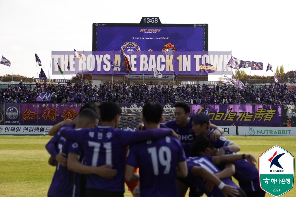 본문 이미지 - 축구는 기본적으로 뛰어야 하는 스포츠다. 전쟁과 비유 되는 거칠고 열정적인 스포츠다. 그래서, 선수들이 열심히만 뛰어도 팬들은 환호한다. (한국프로축구연맹 제공)
