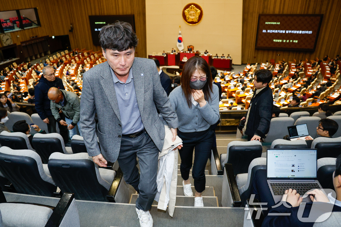 (서울=뉴스1) 안은나 기자 = 코로나19백신 피해자 유가족들이 2일 오후 서울 여의도 국회에서 열린 제423회국회(임시회) 제3차 본회의에서 코로나바이러스감염증-19 예방접종 피 …