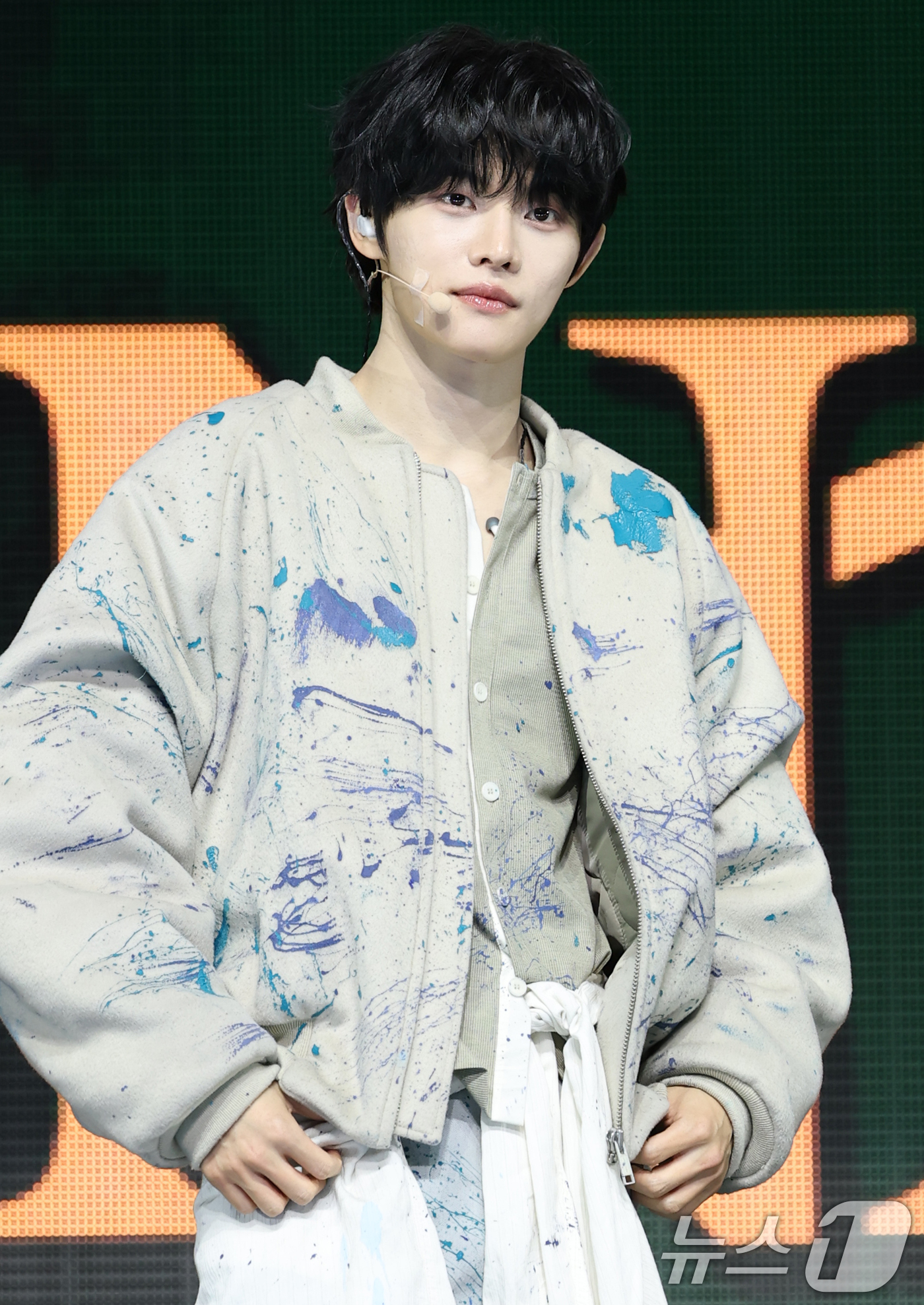 (서울=뉴스1) 권현진 기자 = 그룹 클로즈 유어 아이즈(CLOSE YOUR EYES)의 전민욱이 2일 서울 광진구 예스24 라이브홀에서 가진 첫 번째 미니 앨범 '이터널티(ETE …