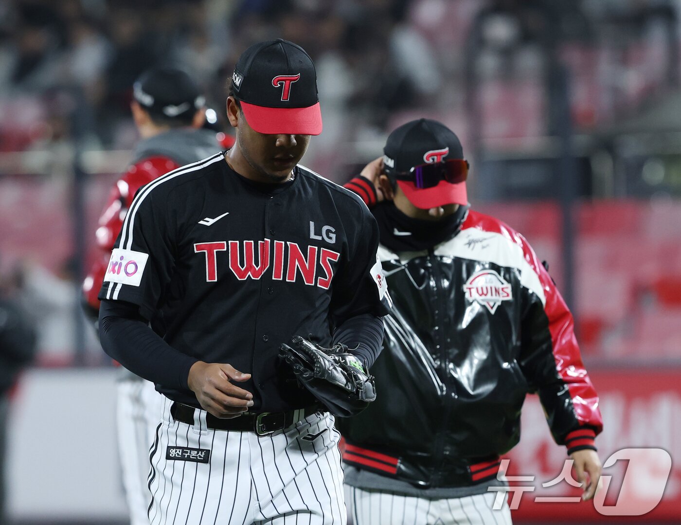 본문 이미지 - 2일 오후 경기 수원시 장안구 KT위즈파크에서 열린 '2025 신한 SOL 뱅크 KBO리그' LG 트윈스와 KT 위즈의 경기, 1회말 2아웃 주자없는 상황 LG 선발투수 에르난데스가 교체되고 있다. 2025.4.2/뉴스1 ⓒ News1 김영운 기자