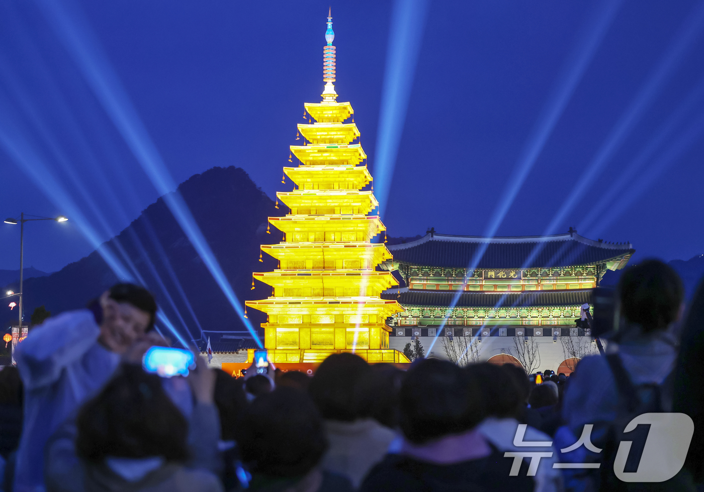 (서울=뉴스1) 민경석 기자 = 2일 오후 서울 종로구 광화문광장에서 불기 2569년 부처님오신날을 앞두고 열린 '봉축 점등식'을 맞아 익산 미륵사지 석탑을 본떠 만든 축등이 환하 …