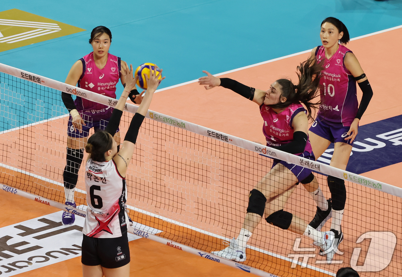 (인천=뉴스1) 장수영 기자 = 2일 오후 인천 부평구 삼산월드체육관에서 열린 프로배구 '2024-2025 도드람 V리그' 여자부 챔피언결정전 2차전, 흥국생명과 정관장의 경기에서 …