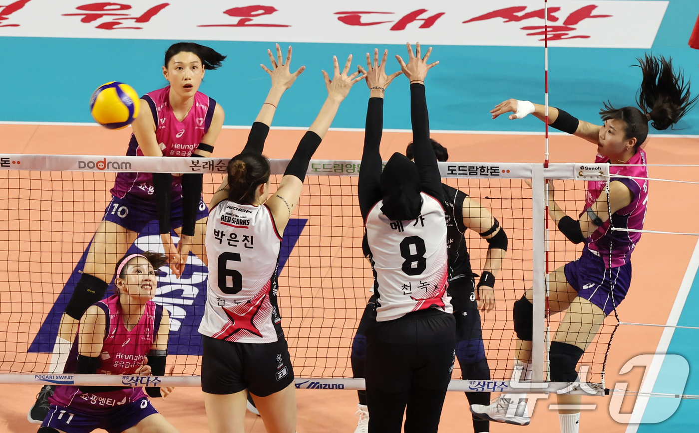 (인천=뉴스1) 장수영 기자 = 2일 오후 인천 부평구 삼산월드체육관에서 열린 프로배구 '2024-2025 도드람 V리그' 여자부 챔피언결정전 2차전, 흥국생명과 정관장의 경기에서 …