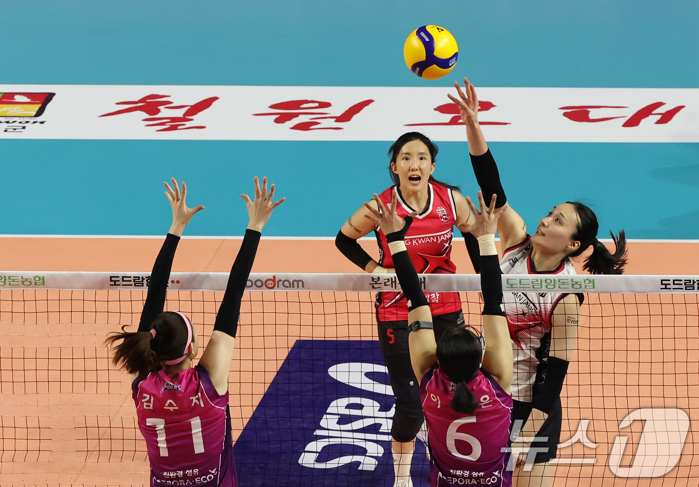 (인천=뉴스1) 장수영 기자 = 2일 오후 인천 부평구 삼산월드체육관에서 열린 프로배구 '2024-2025 도드람 V리그' 여자부 챔피언결정전 2차전, 흥국생명과 정관장의 경기에서 …