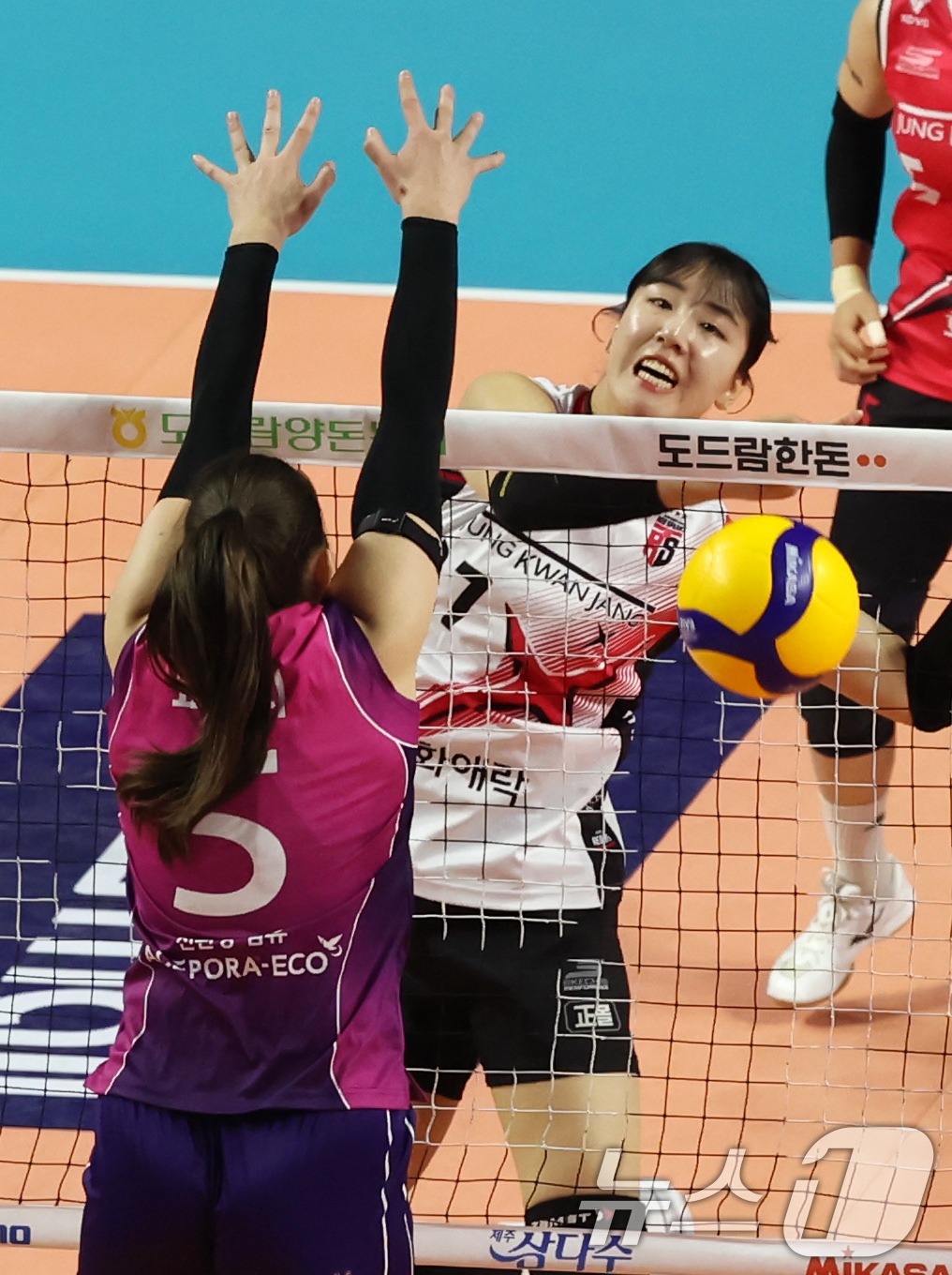 (인천=뉴스1) 장수영 기자 = 2일 오후 인천 부평구 삼산월드체육관에서 열린 프로배구 '2024-2025 도드람 V리그' 여자부 챔피언결정전 2차전, 흥국생명과 정관장의 경기에서 …