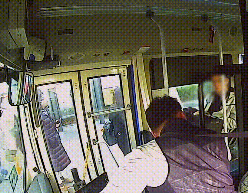 본문 이미지 - 지난달 21일 방승용 씨가 운행하는 740번 버스에 안내견과 시각장애인이 탑승하자 한 승객이 자리를 양보하고 있다. (서울버스운송사업조합 제공)