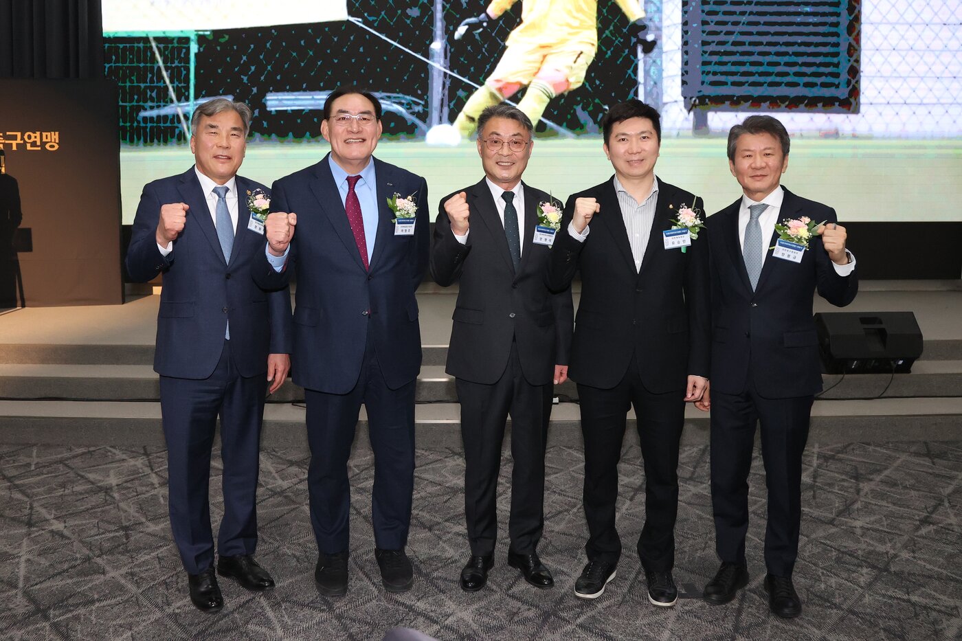 본문 이미지 - 양명석 여자축구연맹 회장(가운데)(여자축구연맹 제공)